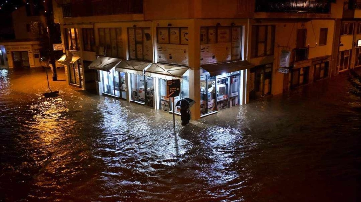 Волос и околината повторно под вода