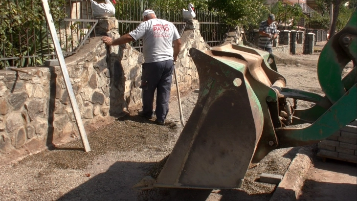Почна уредувањето на тротоарите во штипската населба Баби