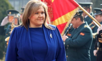 Петровска ќе ги посети македонските војници кои се дел од мултинационалните сили на НАТО во Бугарија