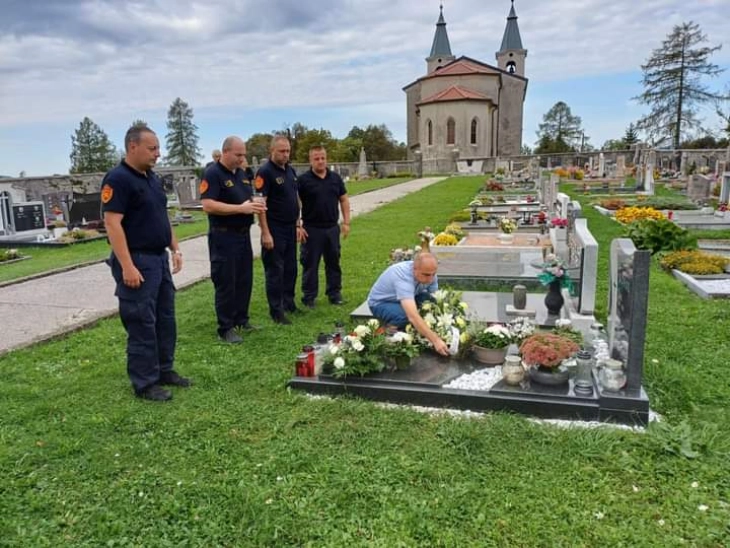 Делегација на Општина Берово го посети гробот на прерано починатиот пожарникар Жан Кофол