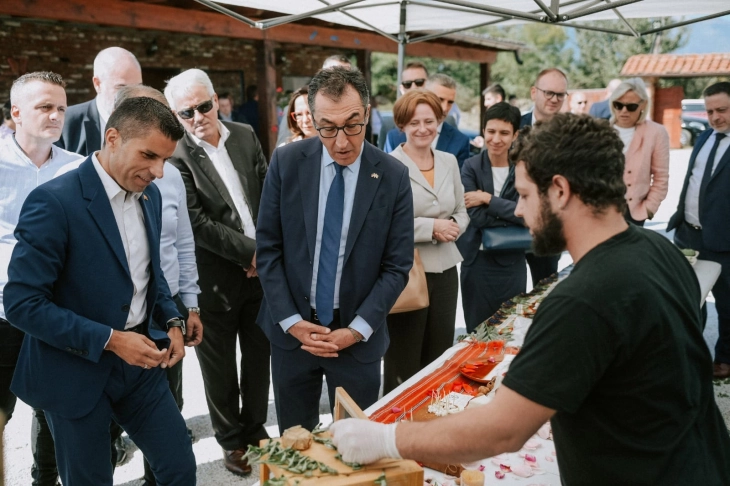 Николовски и Оздемир посетија фарма и винарија, беа пречекани од мали производители, млади земјоделци и жени фармери