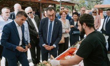 Николовски и Оздемир посетија фарма и винарија, беа пречекани од мали производители, млади земјоделци и жени фармери