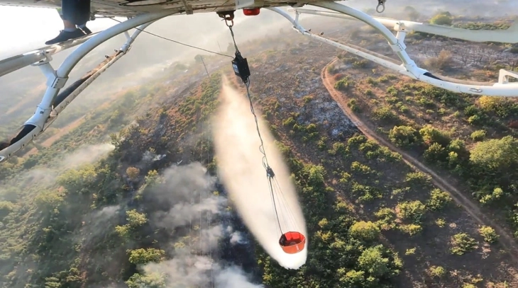 Локализиран пожарот во атарот на Соње, ангажирани „ер трактори“ и хеликоптери од МВР