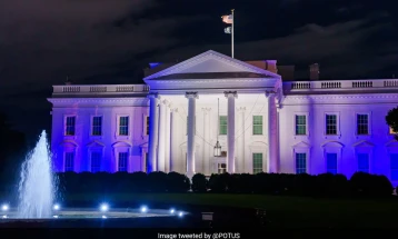 Белата куќа и Емпаер стејт билдинг осветлени со боите на Израел во знак на подршка на САД по нападите на Хамас 