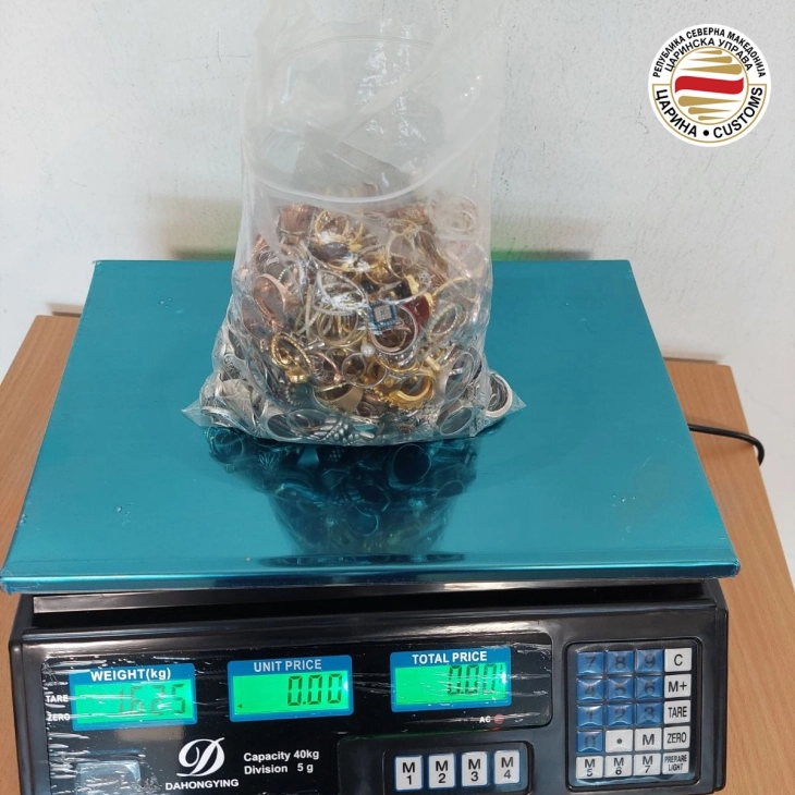 Customs officers seize 5 kg of silver and costume jewelry