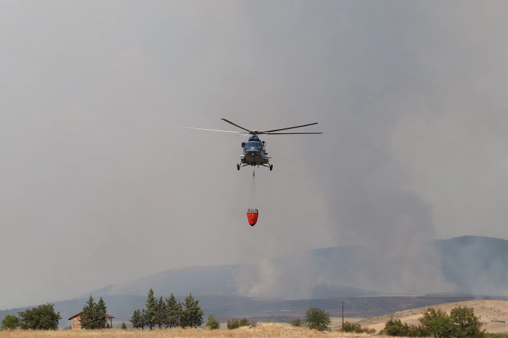 Хеликоптерот на МВР исфрли над десет тони вода врз пожарот во општина Македонски Брод