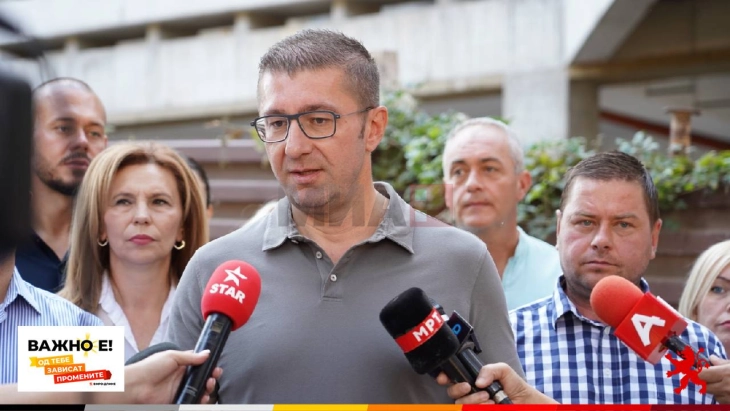 Mickoski: Optimizmi i Kovaçevskit për ndryshime kushtetuese intrigë politike, pranojmë të biem dakord për datë për  zgjedhje në Kuvend