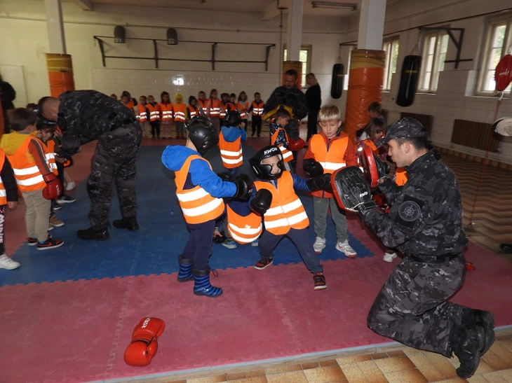 Деца од скопски градинки во посета на припадниците на полициската Единица за брзо распоредување