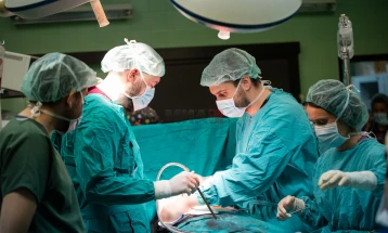 Ekipi që kreu transplantin e parë të mëlçisë, ndër fituesit e çmimit shtetëror “23 Tetori”