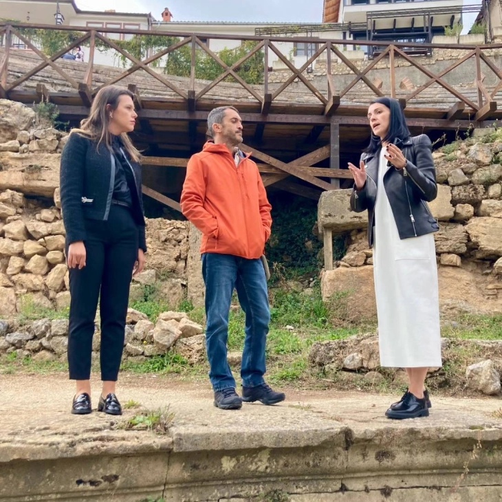 Министерката Костадиновска – Стојчевска во посета на културно-историските локалитети во Охрид