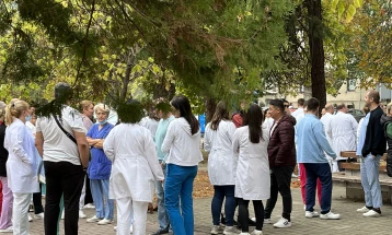 Punonjësit shëndetësorë dolën në protestë, kërkojnë rritje të pagave për 30 për qind