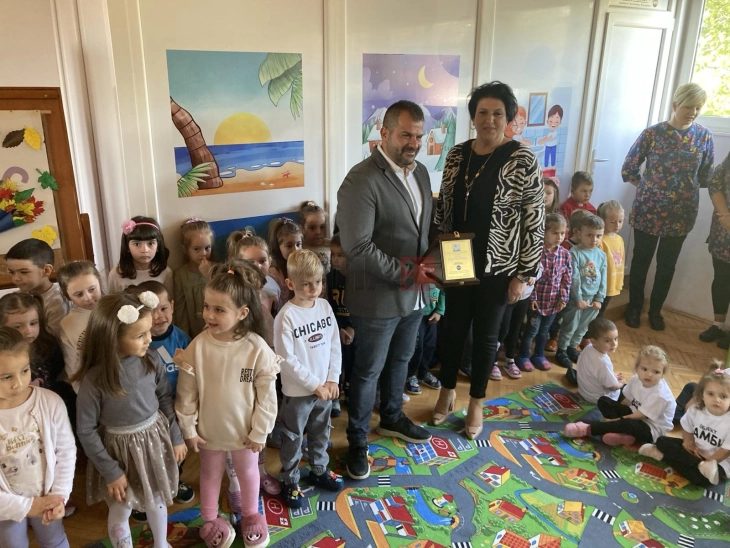 Автобуски постојки за градскиот превоз и занимална во детската градинка во Кочани донираше компанијата „Амфенол Технолоџи Македонија“