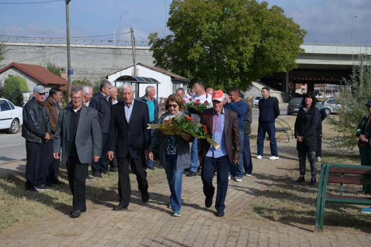 Положено цвеќе пред споменикот на Васил Стојанов-Аџиларски