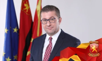 Мицкоски: Време е како пред 130 години да се обединиме под знамето на Македонија и да тргнеме напред