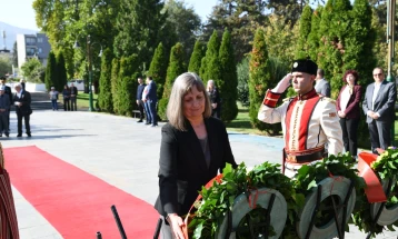 Претставник на Кабинетот на претседателот оддаде почит пред споменикот на Гоце Делчев по повод 23 Октомври