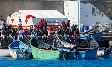 На Канарските острово утрово со два брода пристигнале над 300 мигранти