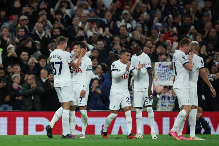 Son stars as Tottenham beat Fulham to return to Premier League summit