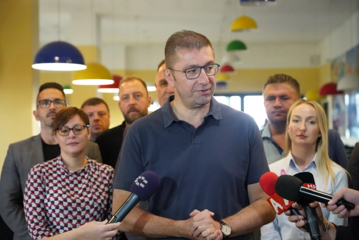 Мицкоски оствари средба со бизнис секторот во Петровец