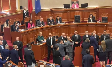 Kaos në parlamentin shqiptar, foltorja e bllokuar, rrahje mes deputetëve