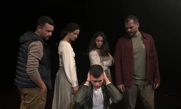 Искуства на бегалци и лица без државјанство во фокусот на театарската претстава „Види, летам!“