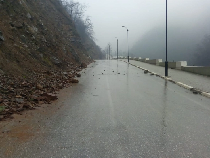 Rrëshqitja e dheut ka ndërprerë plotësisht qarkullimin në rrugën Dellçevë - Kamenicë e Maqedonisë