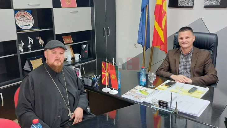 Градоначалникот Атанасовски се сретна со протоереј отец Даниел Стојчевски