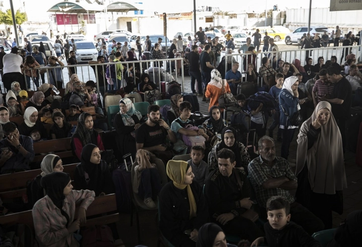 Tre shtetas maqedonas, një baba dhe dy fëmijë, u larguan të sigurt nga Gaza dhe u nisën për në Kajro