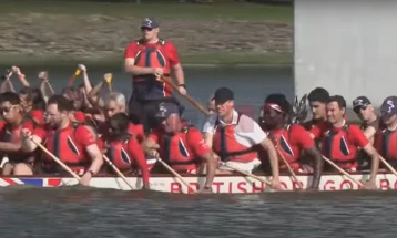 Британскиот принц Вилијам победи на трка со „змејови чамци“ во Сингапур