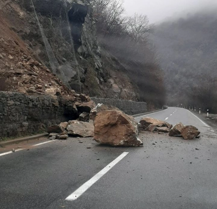 Rrëshqitje dheu në rrugën fshati Izvor-fshati Ivançishtë, trafiku në një korsi