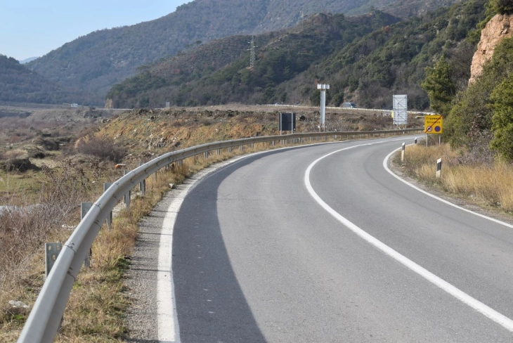 Повеќе лица се повредени во сообраќајка откако комбе-автобус се превртел на патот Струмица-Валандово