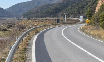 Повеќе лица се повредени во сообраќајка откако комбе-автобус се превртел на патот Струмица-Валандово
