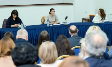 Костадиновска-Стојчевска на работен состанок со директорите на националните установи од културата
