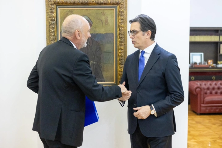 Ambassador Geer hands over EC Progress Report to President Pendarovski