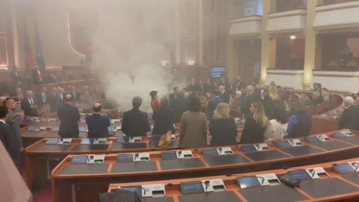 Повторно хаос во албанскиот Парламент