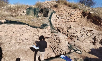 Пронајден фрагмент од фреска со рака на светител при археолошките истражувања на локалитетот Градиште - Бислим