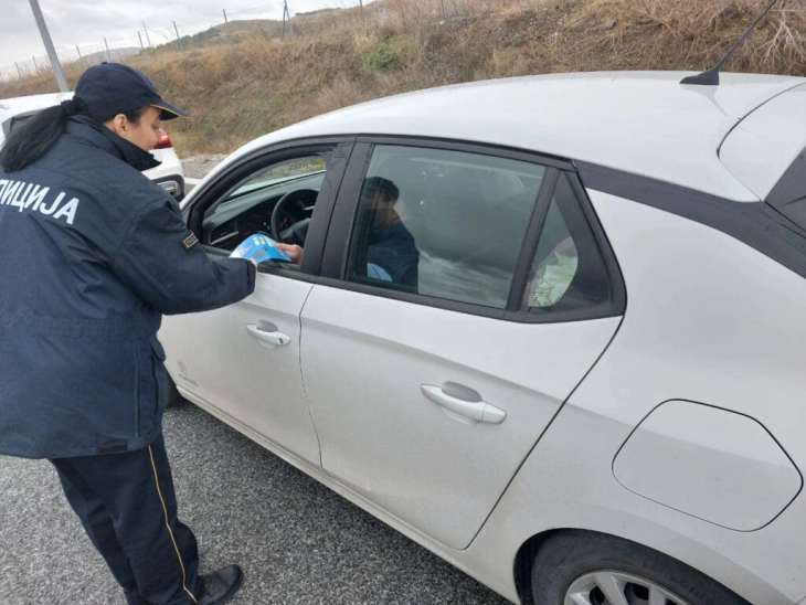 Полициските службеници со летоци ги информираа возачите за задолжителна зимска опрема