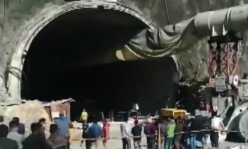 Индија: Живи се сите 40 работници заробени во уривањето на тунелот