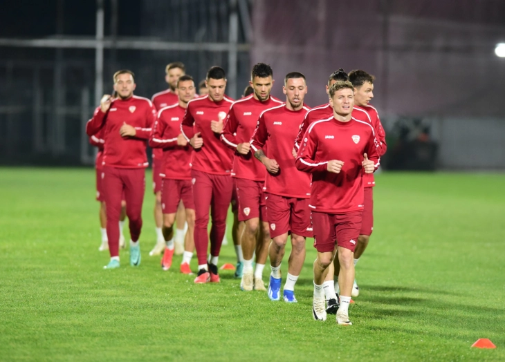 Македонските фудбалери ги стартуваа мини подготовките за дуелите со Италија и Англија