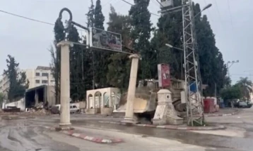 ИДФ со булдожер го урнаа споменикот на Јасер Арафат во бегалскиот камп Тулкарем на Западниот Брег