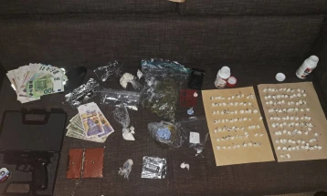 Претрес во Скопје, пронајдени амфетамин, марихуана и пиштол