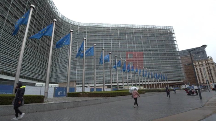 ЕК најави продолжување на употребата на глифосатот откако членките на ЕУ не постигнаа договор за негово користење  