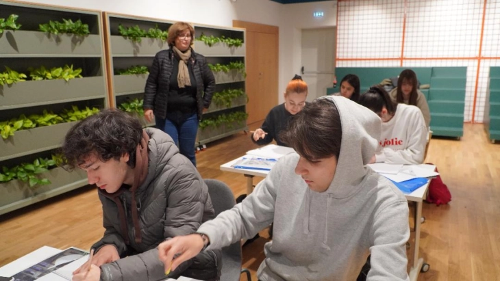 Велешки средношколци се обучуваа за моден дизајн на облека и декоративен дизајн на мебел