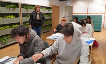 Велешки средношколци се обучуваа за моден дизајн на облека и декоративен дизајн на мебел