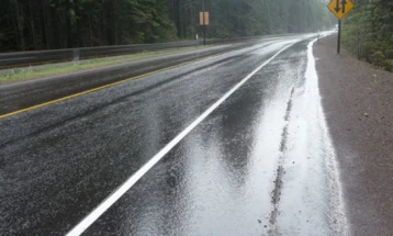 Сообраќајот на државните патишта се одвива непречено, по претежно влажни коловози