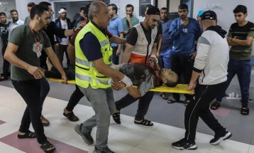 Стотици пациенти евакуирани од болницата Ал Шифа во Газа, остануваат околу 120 ранети, бебиња и лекари