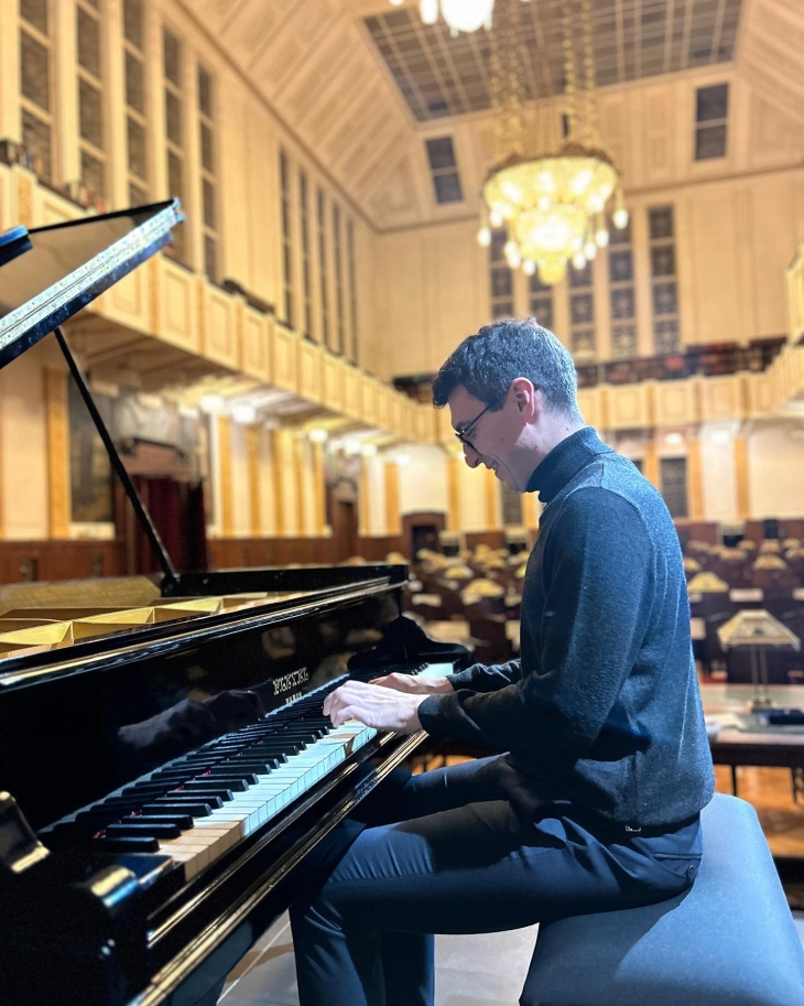 Концерт на Дино Имери во Загреб, свиреше на историско пијано од марката „Плејел“