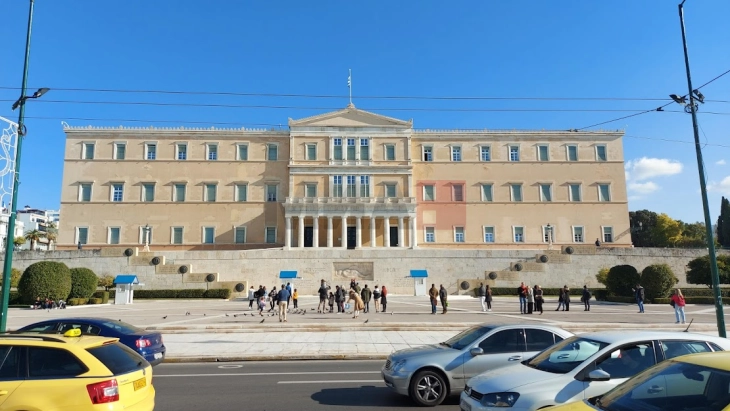 Qeveria greke planifikon ta mbajë TVSH-në e ulur për trasnportin dhe pakot turistike