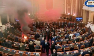 Хаос и на денешната пленарна седница на албанскиот Парламент, на чиј дневен ред е Нацрт-буџетот за 2024 година
