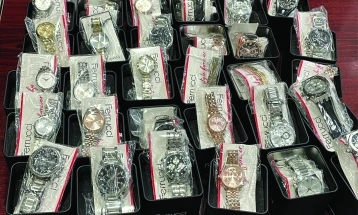 Царинска управа: Спречен обид за шверц - запленети 2,7 кг сребрен накит, 33 часовници и 160 парчиња облека