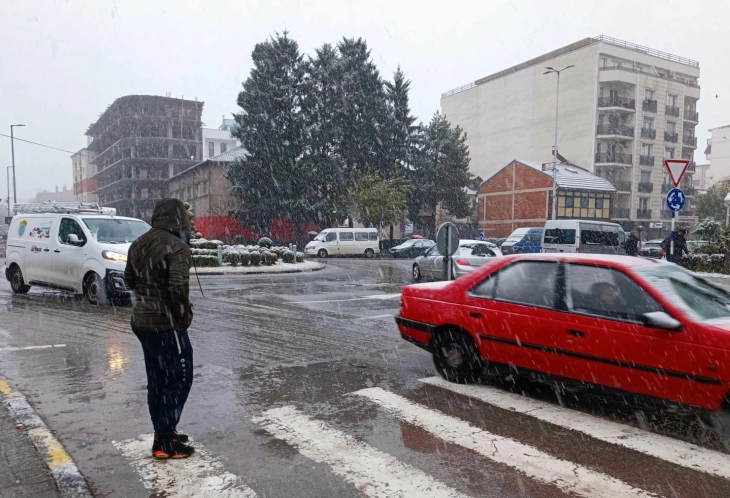 Bora në rrethinën e Gostivarit e vështirëson trafikun